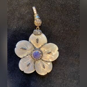 Pendant Flower, faux mother of pearl with‎ pave diamonds and blue sapphire